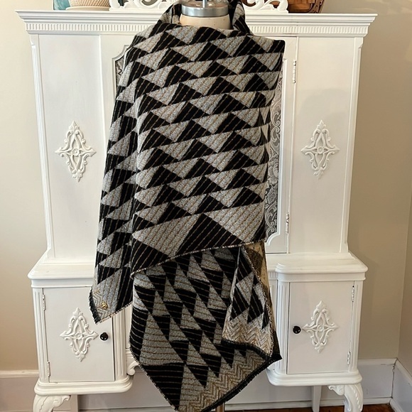 Anne Klein Wrap - Picture 2 of 6